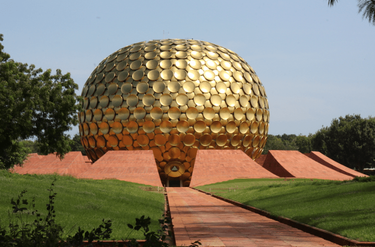 Aurovillen keskeisimmässä kohdassa on suuri temppelimäinen meditaatiokeskus, jossa aurovilleläiset ja vierailijat voivat käydä hiljentymässä.